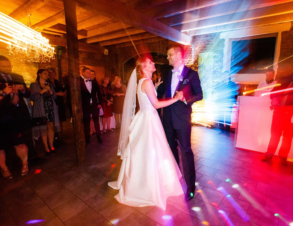 Hochzeitstanz eines Brautpaares von den Hochzeitsfotografen aus Köln Angela & Ole Storytellers fotografiert