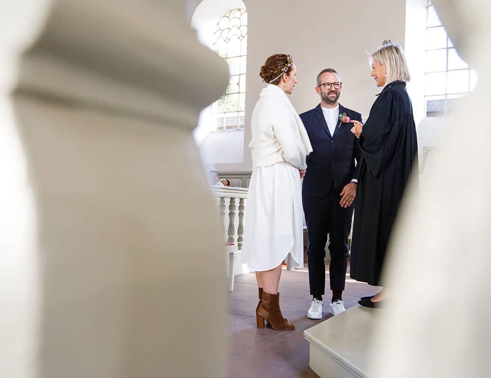 Hochzeitsfotograf Köln - Trauung fotografiert durch ein Geländer