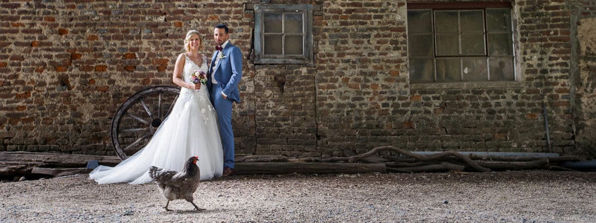 Hochzeitsfotograf Köln Goch Kleve - Brautpaar mit Huhn